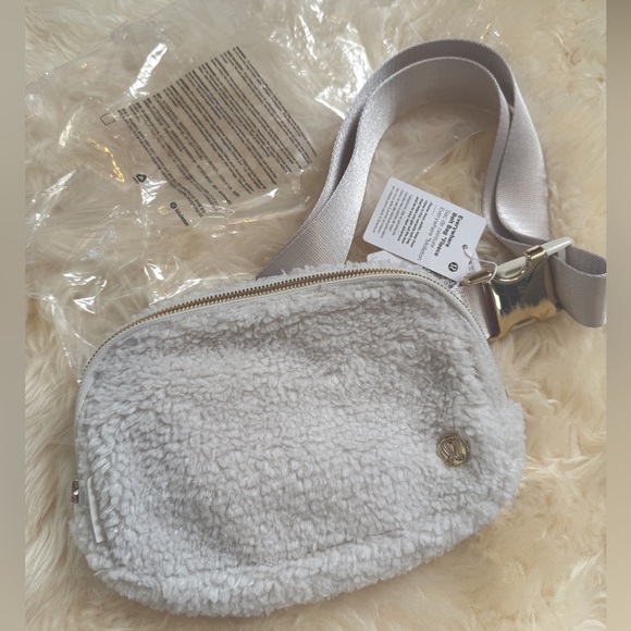 Lululemon Everywhere Belt Bag 1L *Fleece WhiteOpal/Gold - Picture 4 of 11